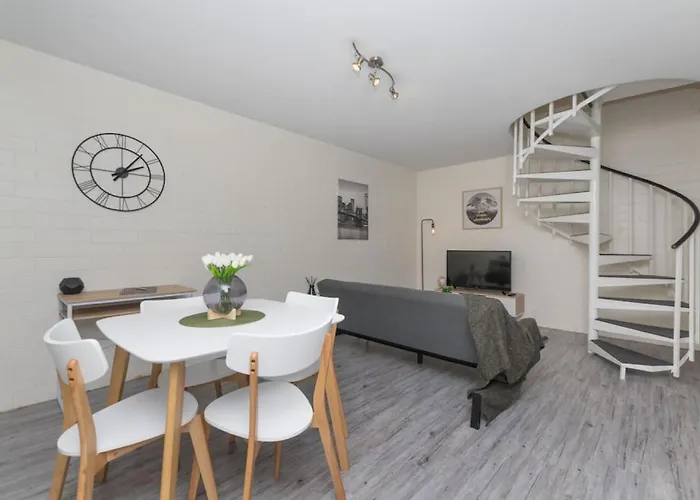 Trendy Townhouse On Lakes Edge With Lush Parks