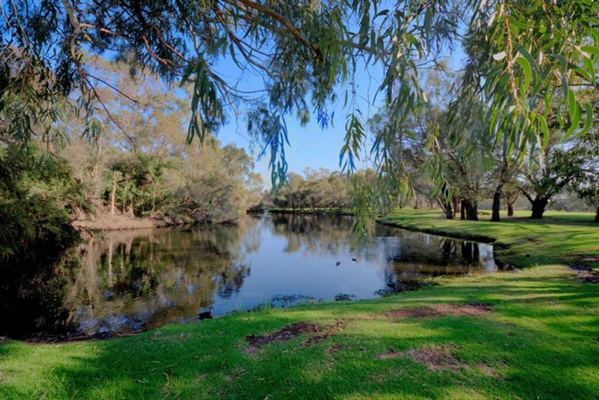 Trendy Townhouse On Lakes Edge With Lush Parks Perth