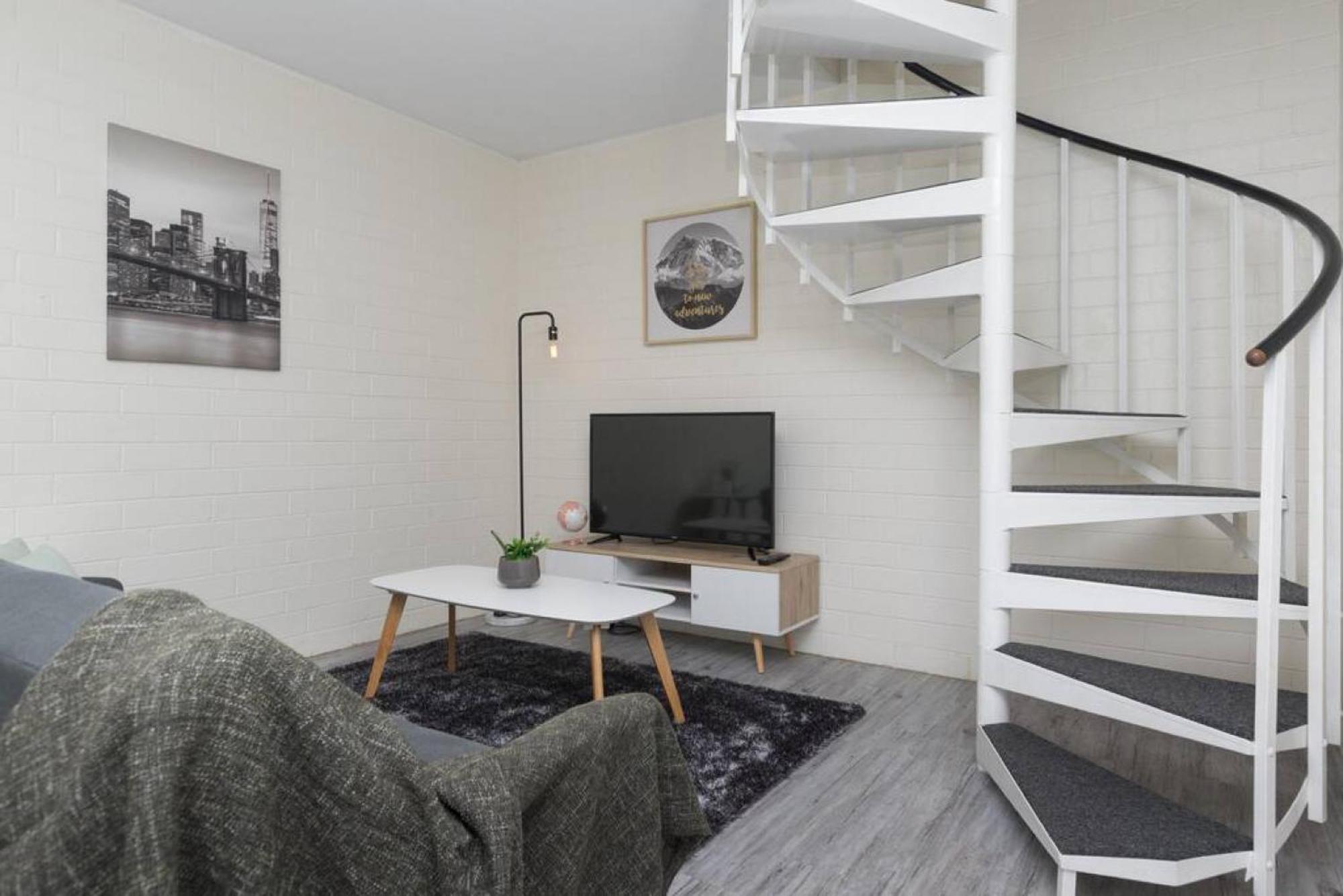 Trendy Townhouse On Lakes Edge With Lush Parks Holiday home *
