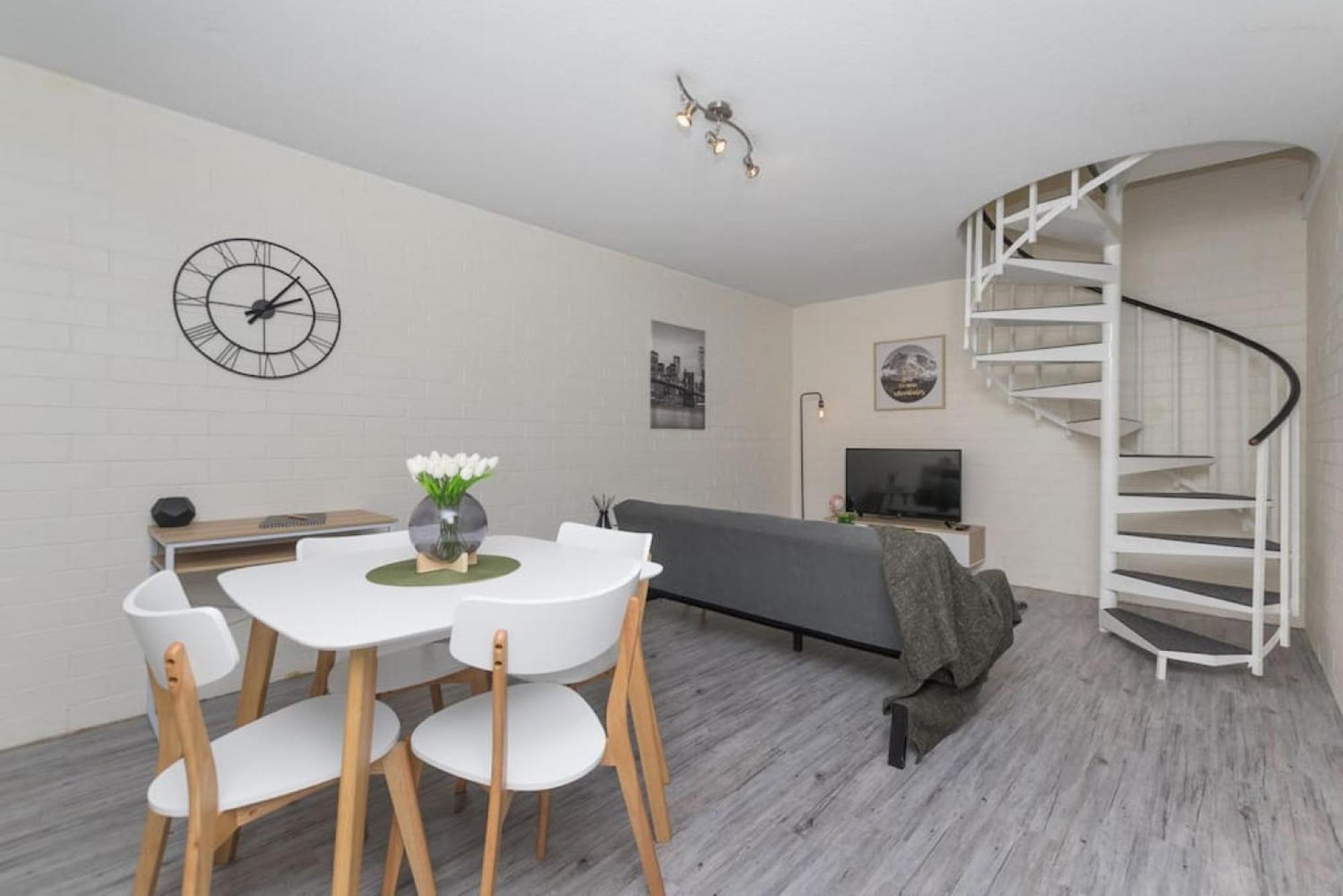 Trendy Townhouse On Lakes Edge With Lush Parks Holiday home Perth
