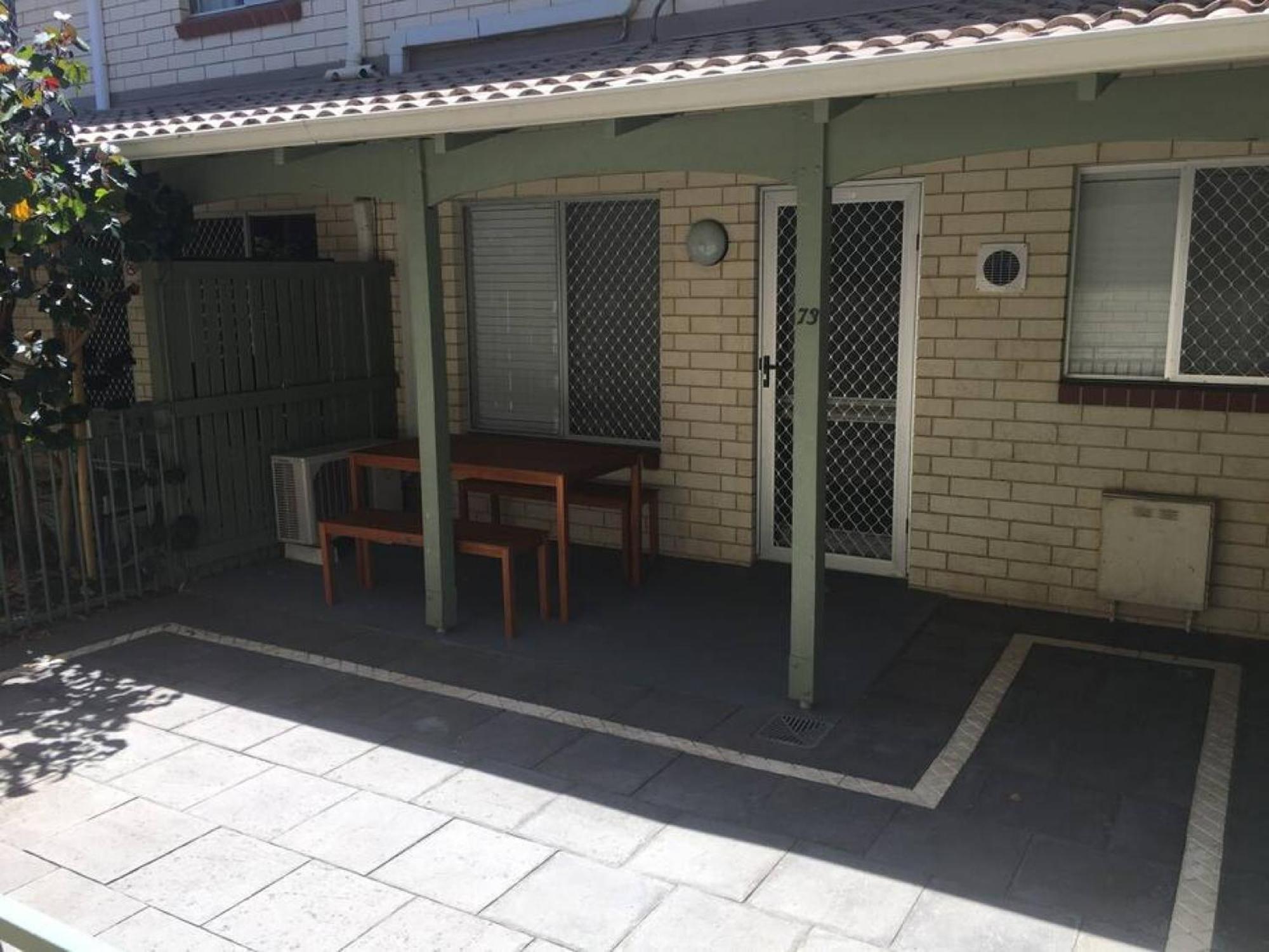 Trendy Townhouse On Lakes Edge With Lush Parks Holiday home Perth